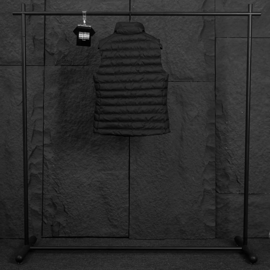 P340 Actual Photos [Popular in Winter] Style No.: 25125# Color: Black/Navy Blue/Almond Size: S-XL - Ralph Lauren/Ralph Lauren 2025FW Popular Winter Item Stand Collar Three-Zip Couple Style Rib Down Vest Vest - Craftsmanship 400T diamond-proof nylon on the face Grid down filling inside 400T high-density gallbladder isolation - Correct slightly waisted version on both sides The placket is made of cotton webbing and has double zipper pockets on both sides - RL's hottest vest this year. Out of stock at counters. A treasure item with a winter atmosphere. It comes in three basic colors. It can be worn by both men and women, especially the creamy white with a warm red feel. Comes with a beauty filter, which girls love. The overall fluffiness is just right. It is light and not bloated. It is very chill. It can enhance the overall fashion sense whether worn outside or inside.